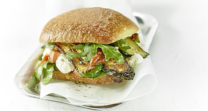 vegetarische/vegane Variante mit gegrillter Zucchini, mit Ziegenkäsecreme, Tomate, Salat und der hausgemachten Schwiegermutter Grillsauce
